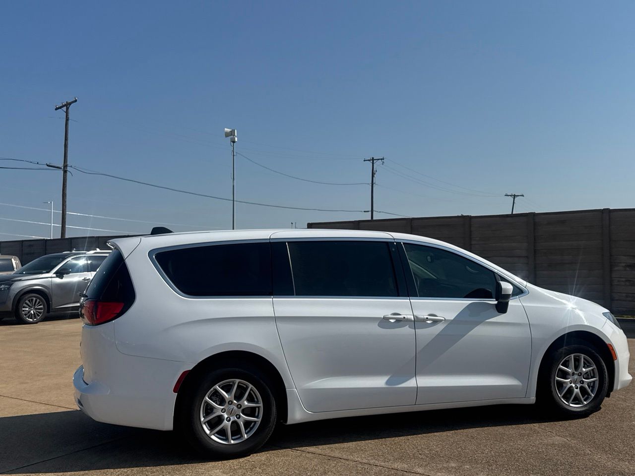 2023 Chrysler Voyager LX - Photo 24