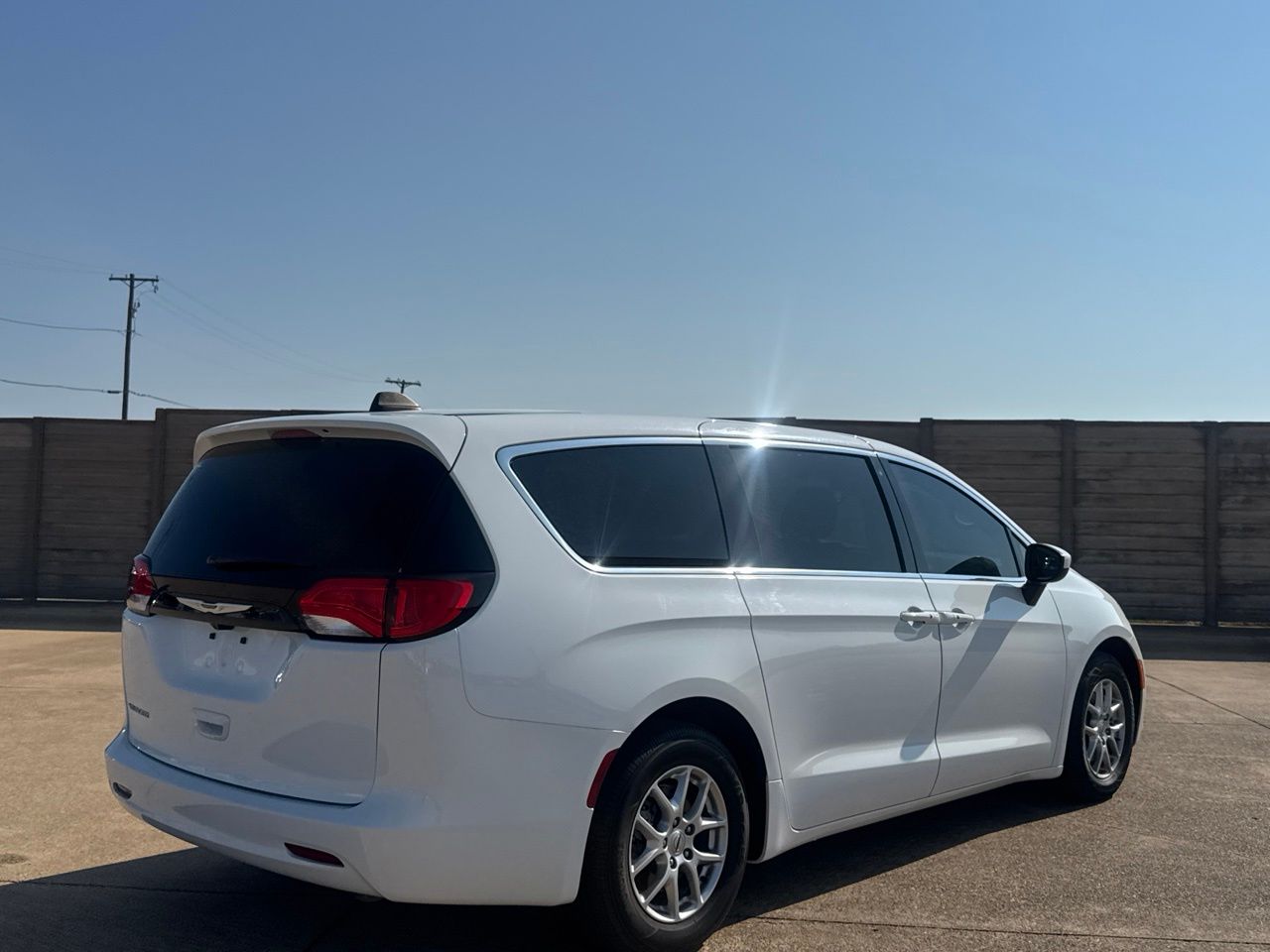 2023 Chrysler Voyager LX - Photo 21