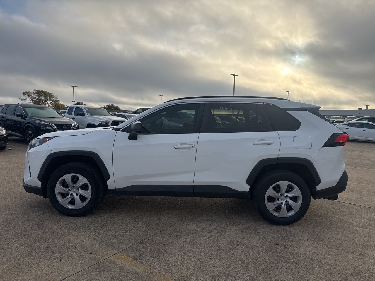 2021 Toyota RAV4 LE photo 4