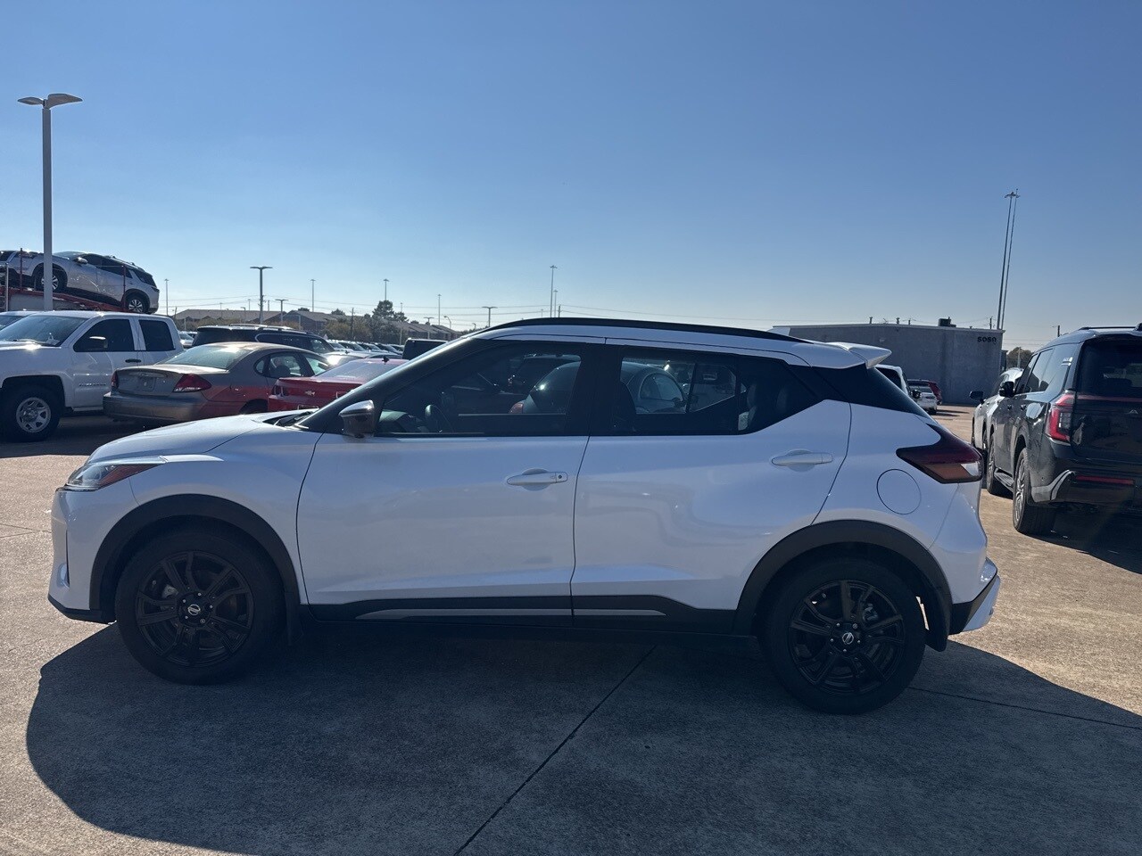 2021 Nissan Kicks SR photo 2