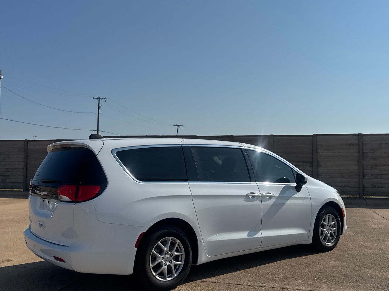 2023 Chrysler Voyager LX - Photo 22