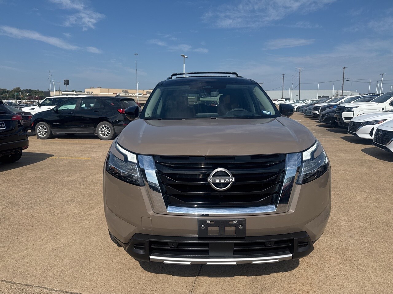 2023 Nissan Pathfinder Platinum photo 2