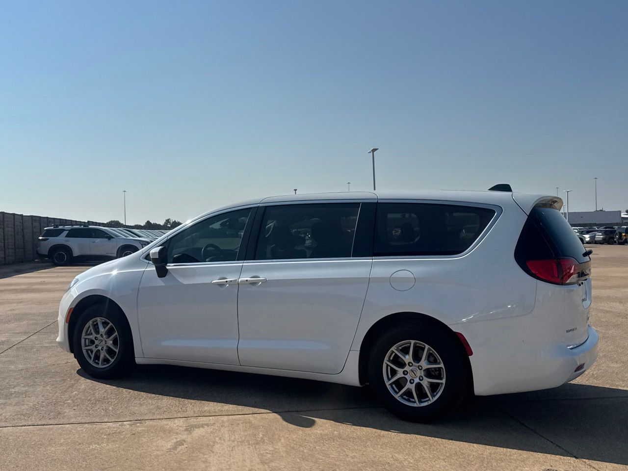 2023 Chrysler Voyager LX - Photo 14