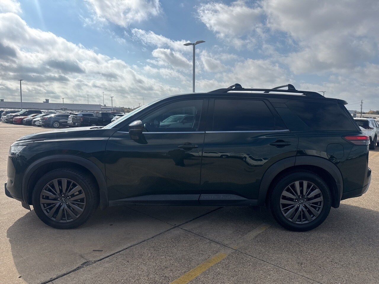 2022 Nissan Pathfinder SL photo 4