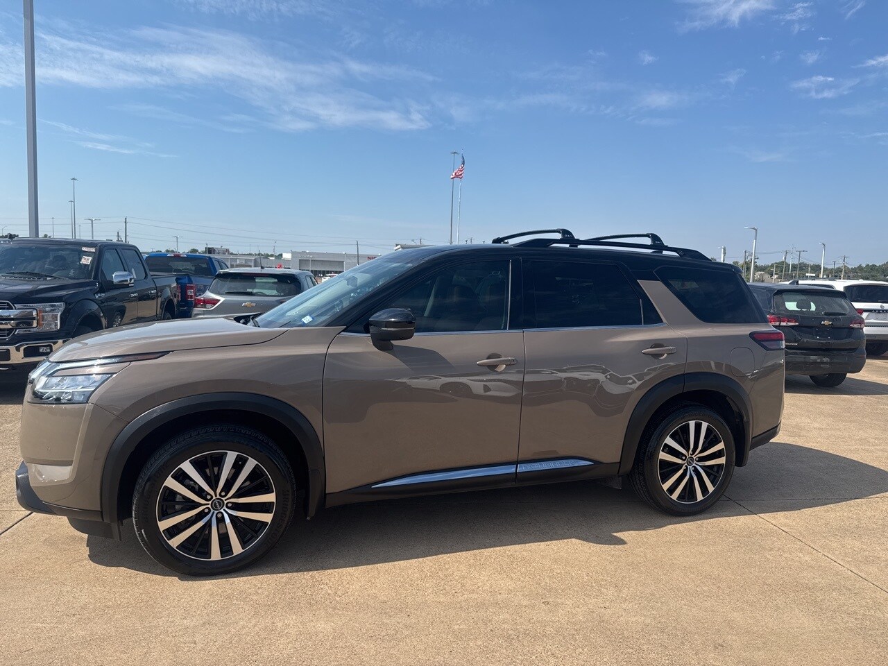 2023 Nissan Pathfinder Platinum photo 4