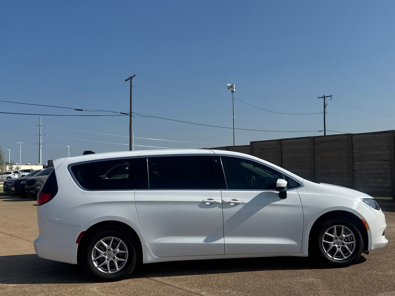 2023 Chrysler Voyager LX - Photo 25