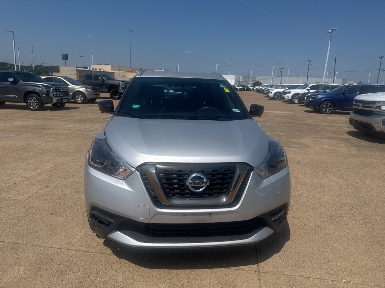 2019 Nissan Kicks SR photo 2
