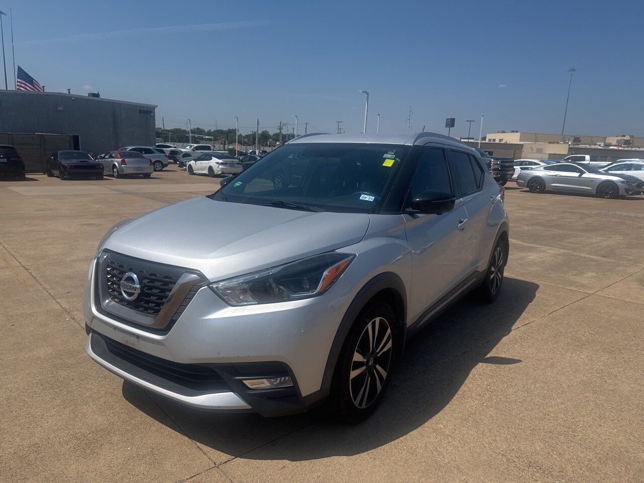 2019 Nissan Kicks SR photo 3