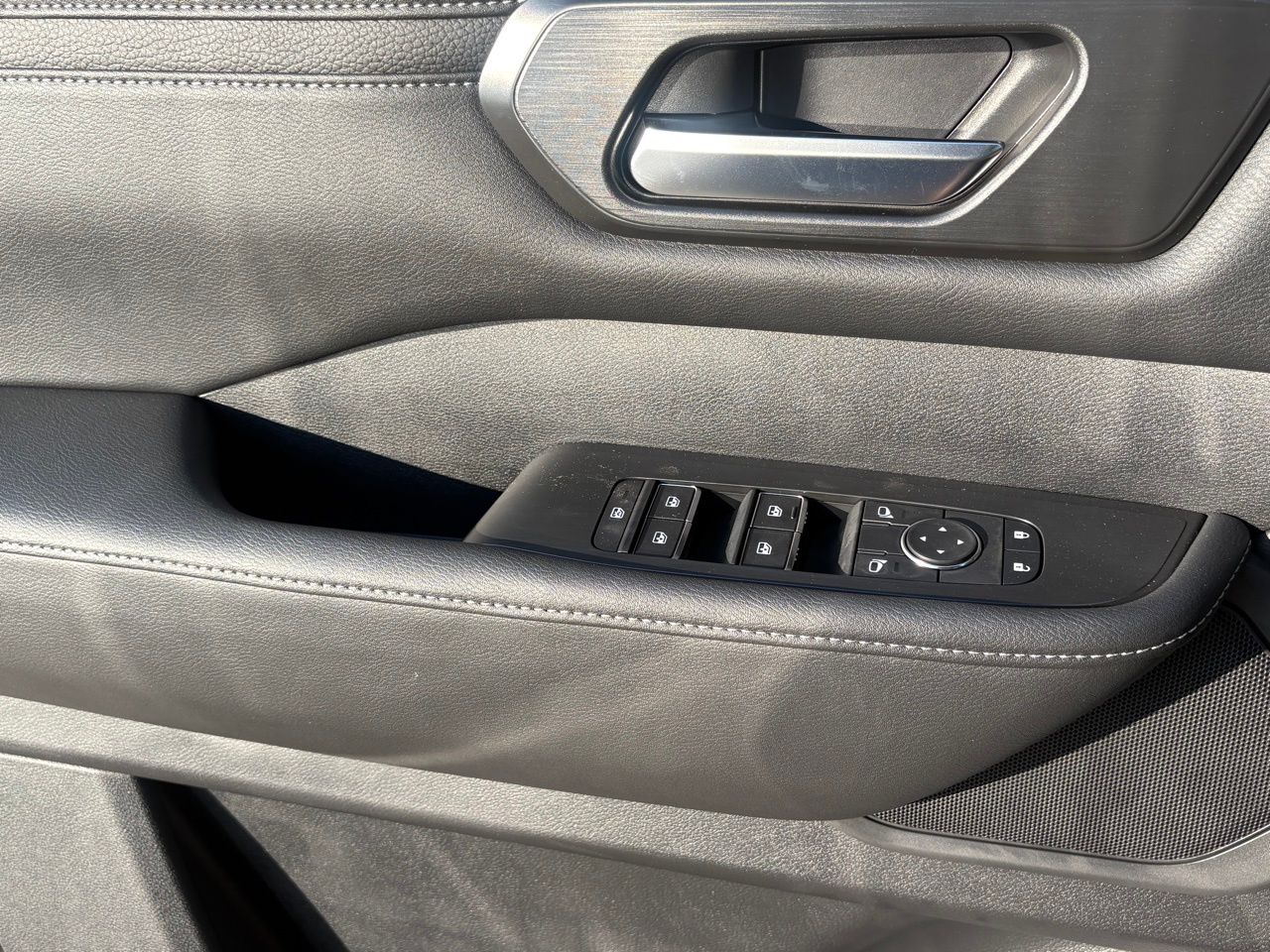 2026 Nissan Armada SV - Photo 16