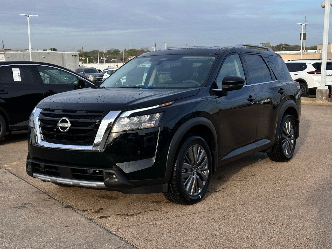 2025 Nissan Pathfinder SL photo 2