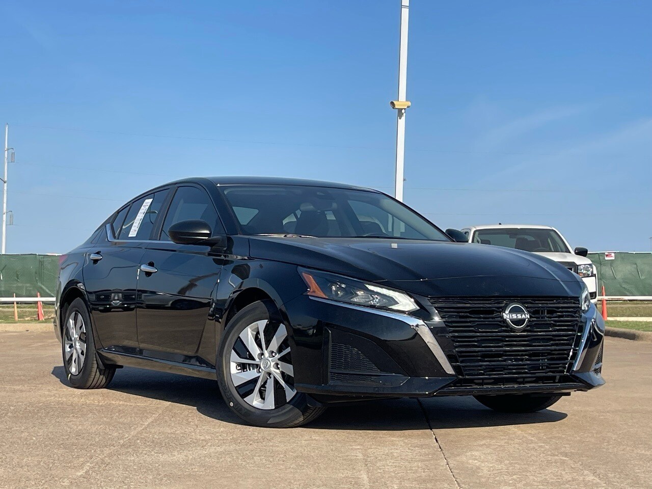 2025 Nissan Altima S photo 2