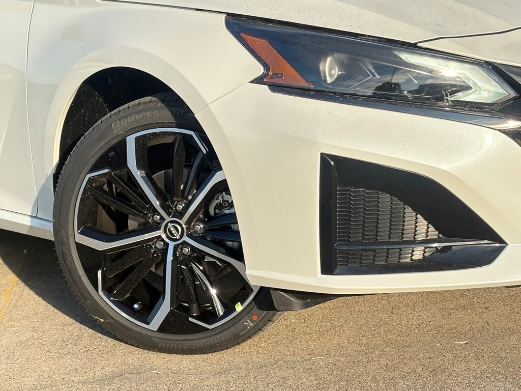 New 2025 Nissan Altima SR Sedan