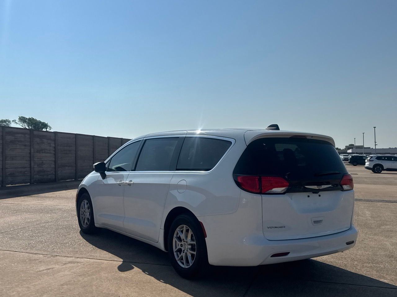 2023 Chrysler Voyager LX - Photo 17
