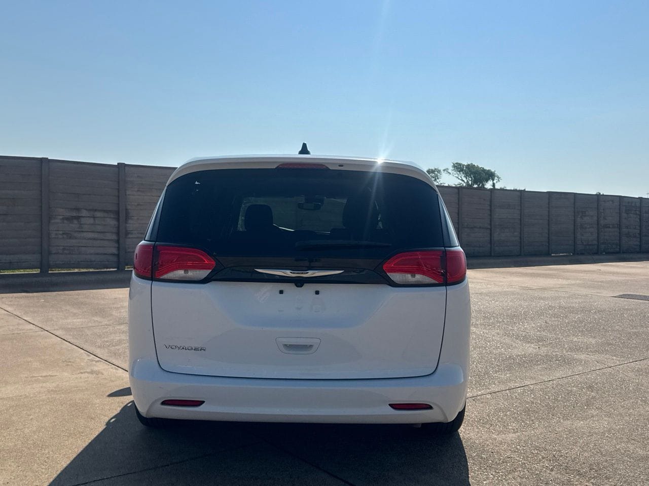 2023 Chrysler Voyager LX - Photo 20