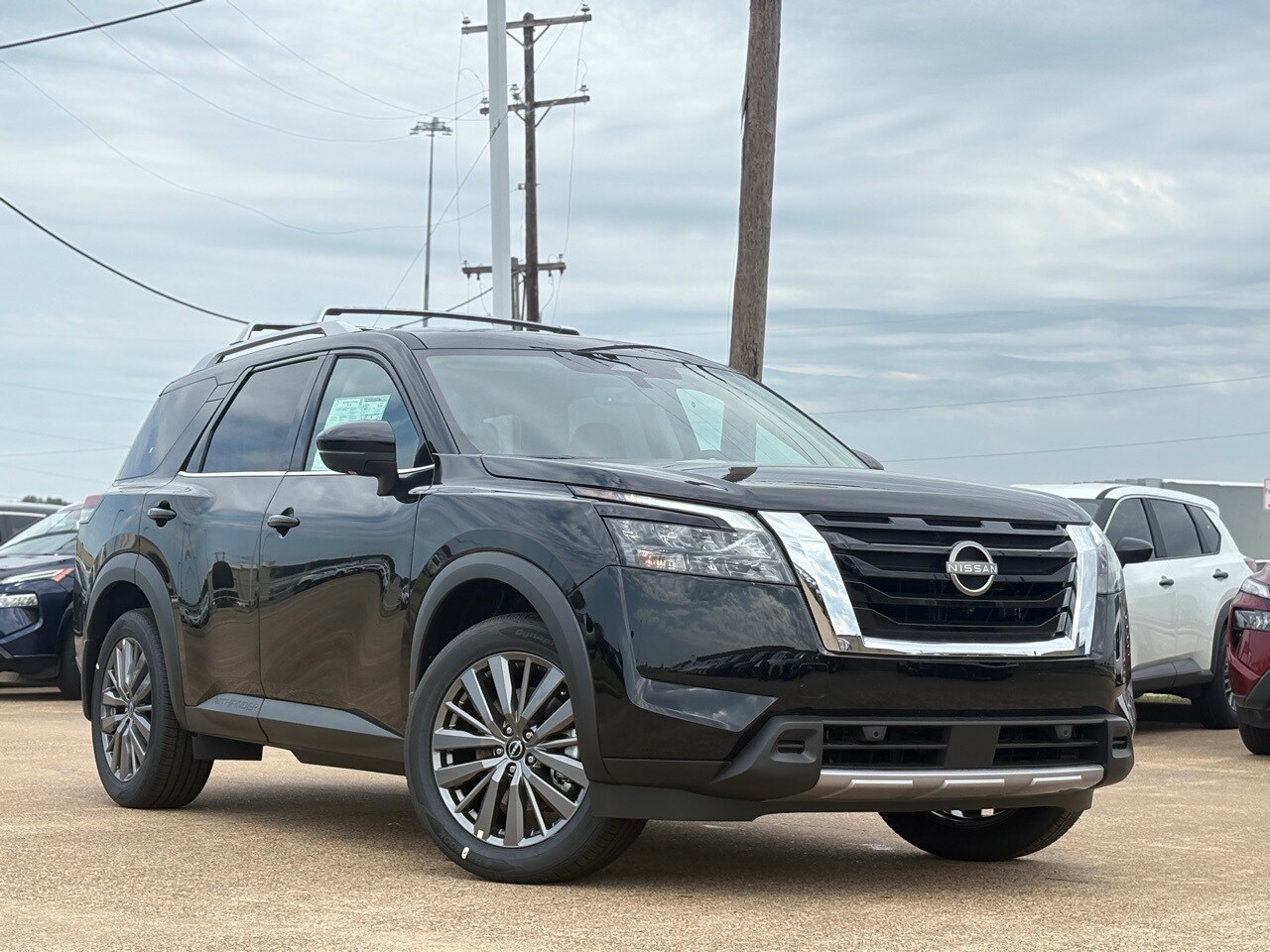 2025 Nissan Pathfinder SL photo 2