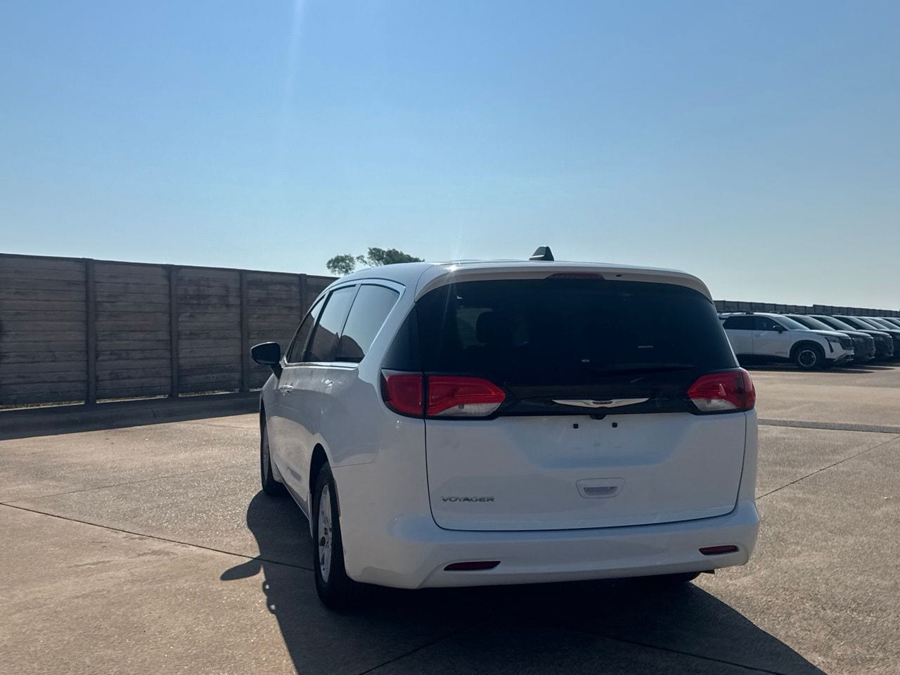 2023 Chrysler Voyager LX - Photo 19