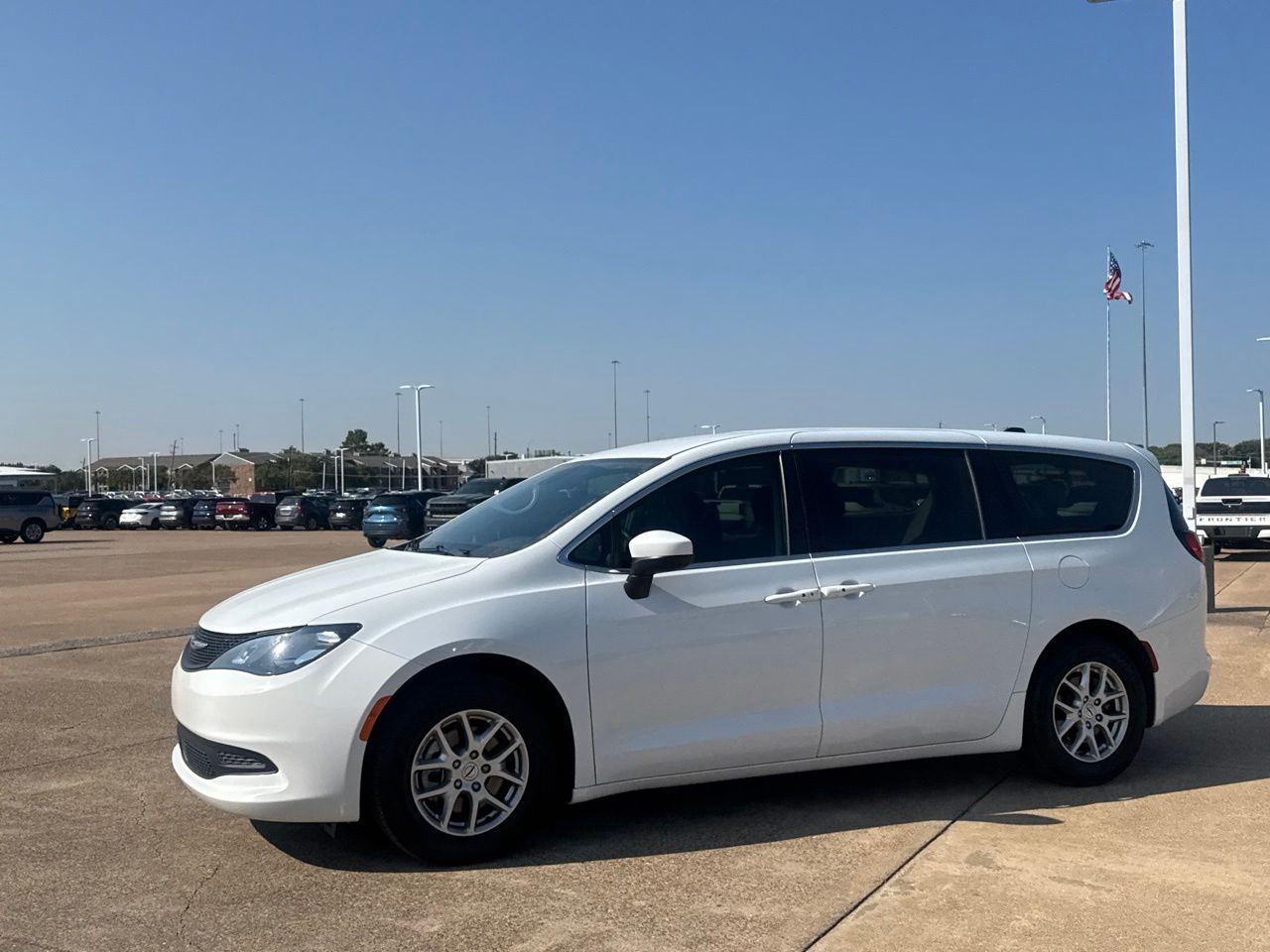 2023 Chrysler Voyager LX - Photo 11
