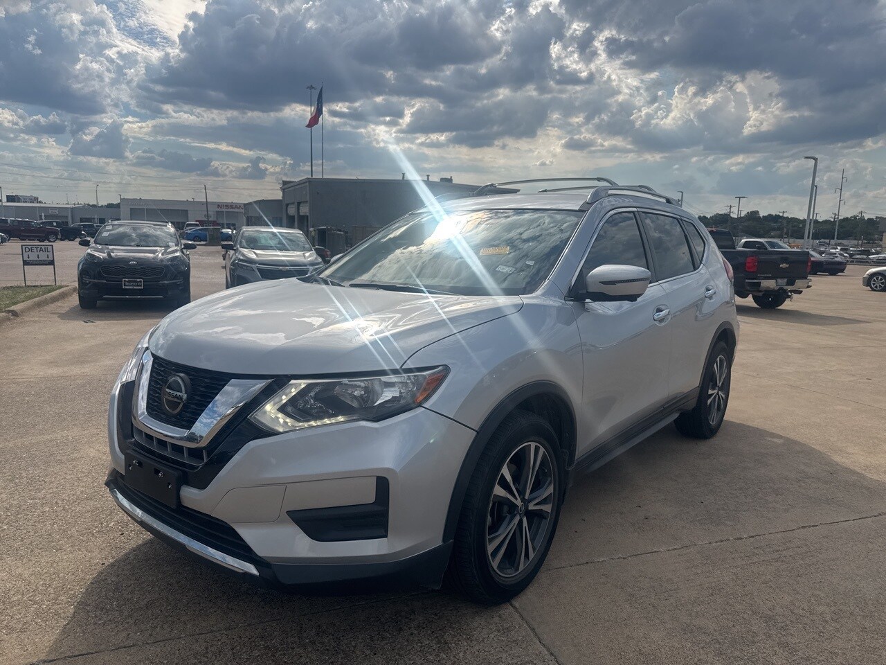 2019 Nissan Rogue SV photo 3