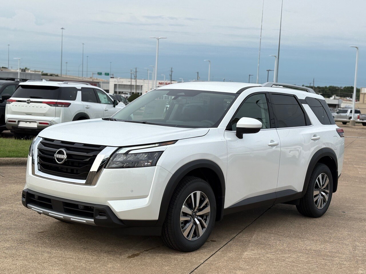 2025 Nissan Pathfinder SL photo 3