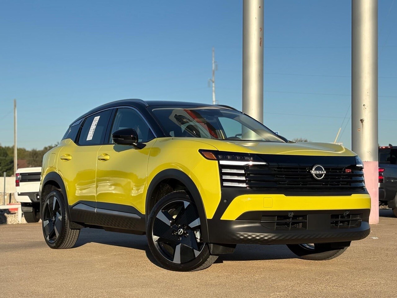 2026 Nissan Kicks SR photo 2