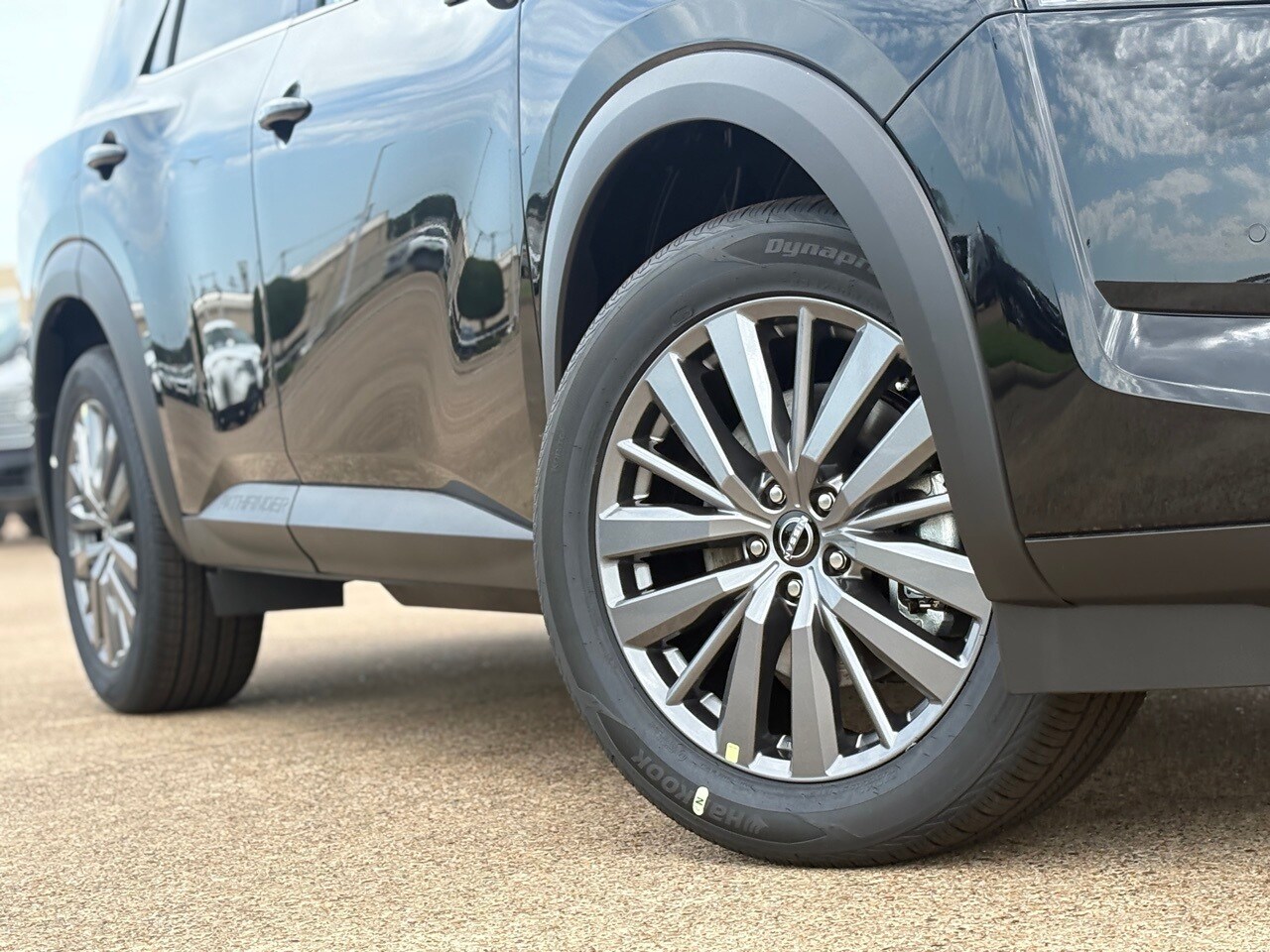 2025 Nissan Pathfinder SL photo 3