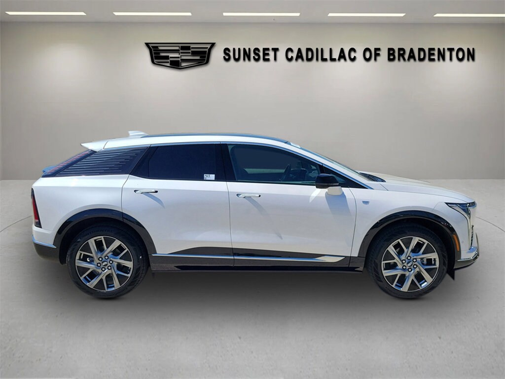 Certified 2025 CADILLAC OPTIQ Luxury w/1SE SUV