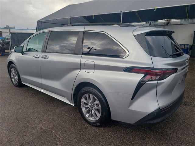 2023 Toyota Sienna XLE photo 3