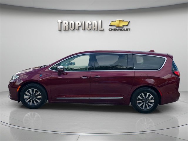 2022 Chrysler Pacifica Hybrid Limited photo 2