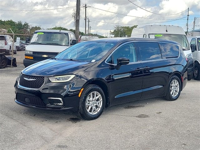 2024 Chrysler Pacifica Touring L's photo