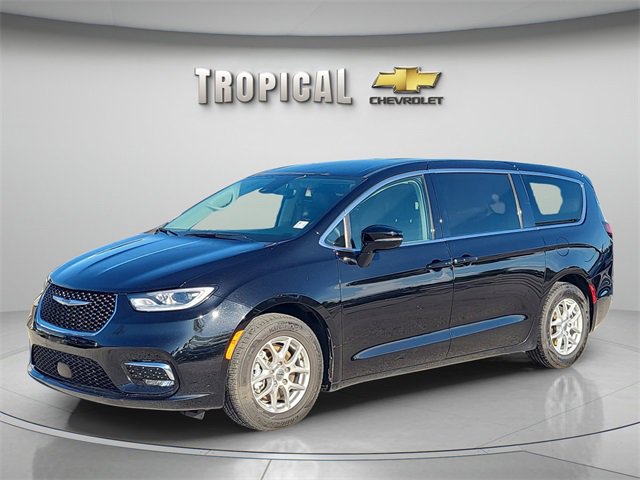 2024 Chrysler Pacifica Touring L's photo