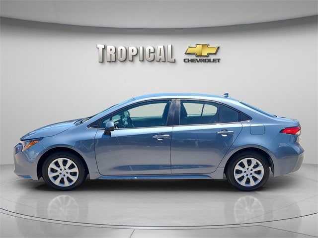 Used 2022 Toyota Corolla LE with VIN 5YFEPMAE5NP333052 for sale in Northfield, Minnesota
