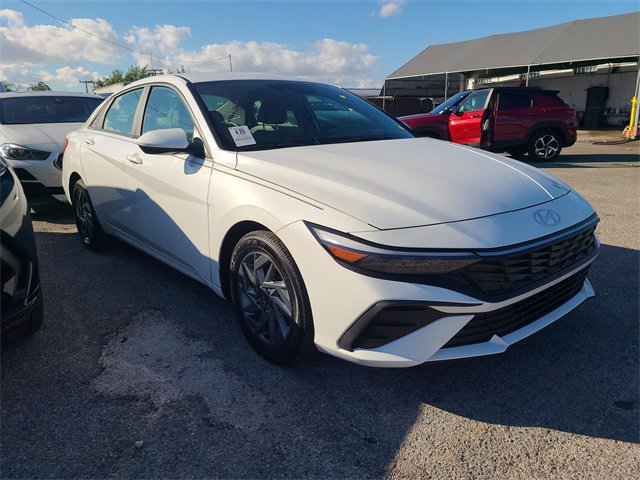 2024 Hyundai Elantra SEL photo 4