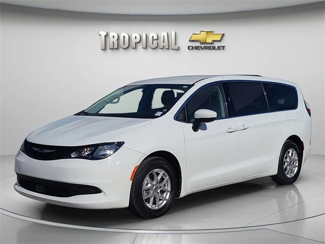 2022 Chrysler Voyager LX's photo