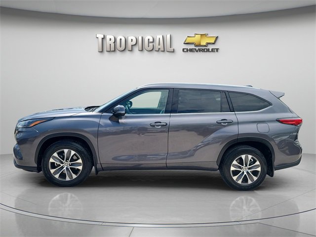 2022 Toyota Highlander XLE photo 2