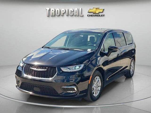 2024 Chrysler Pacifica Touring L's photo