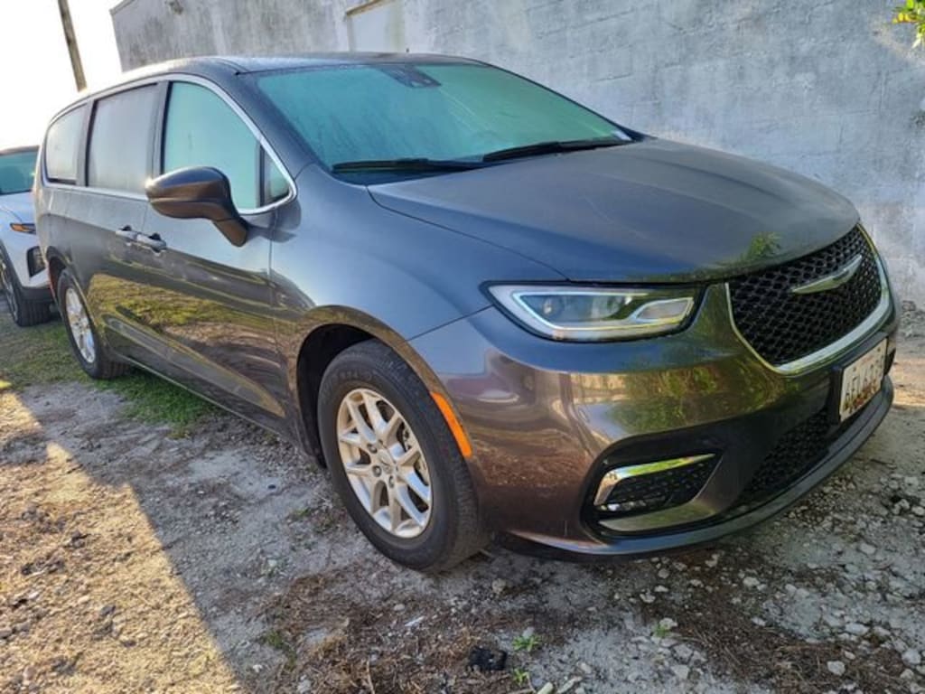 Used 2023 Chrysler Pacifica Touring L