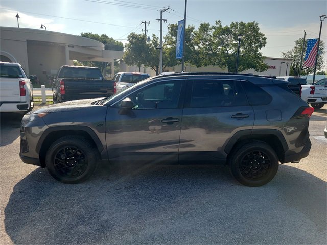 2021 Toyota RAV4 LE photo 2
