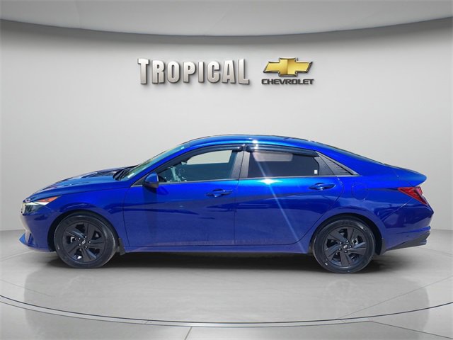 2022 Hyundai Elantra SEL photo 2