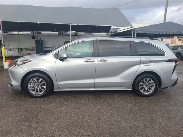 2023 Toyota Sienna XLE photo 2