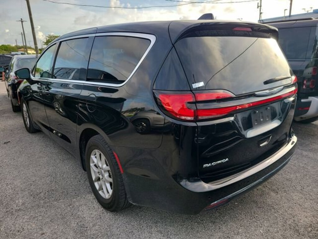 Used 2024 Chrysler Pacifica Touring L