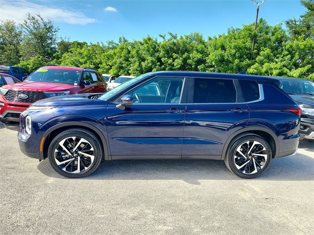 2024 Mitsubishi Outlander SE photo 2