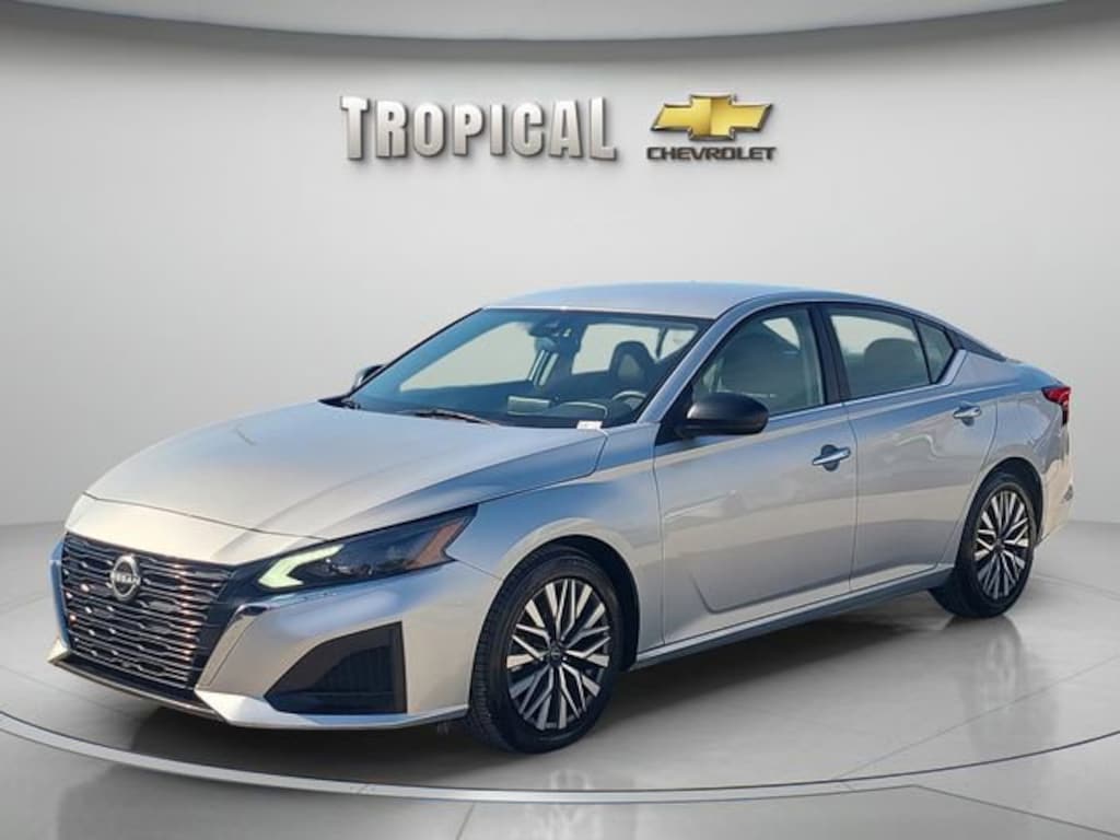 Used 2024 Nissan Altima 2.5 SV