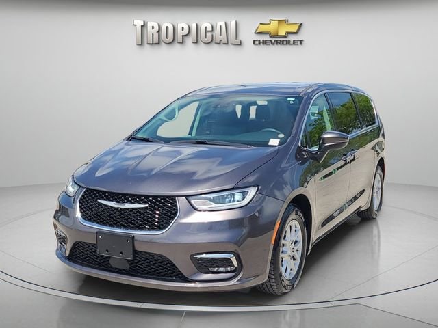 2023 Chrysler Pacifica Touring L's photo