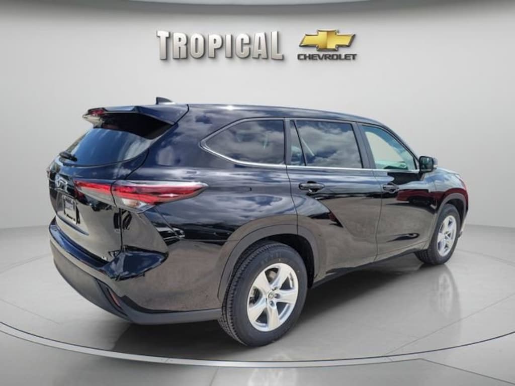 Used 2024 Toyota Highlander LE