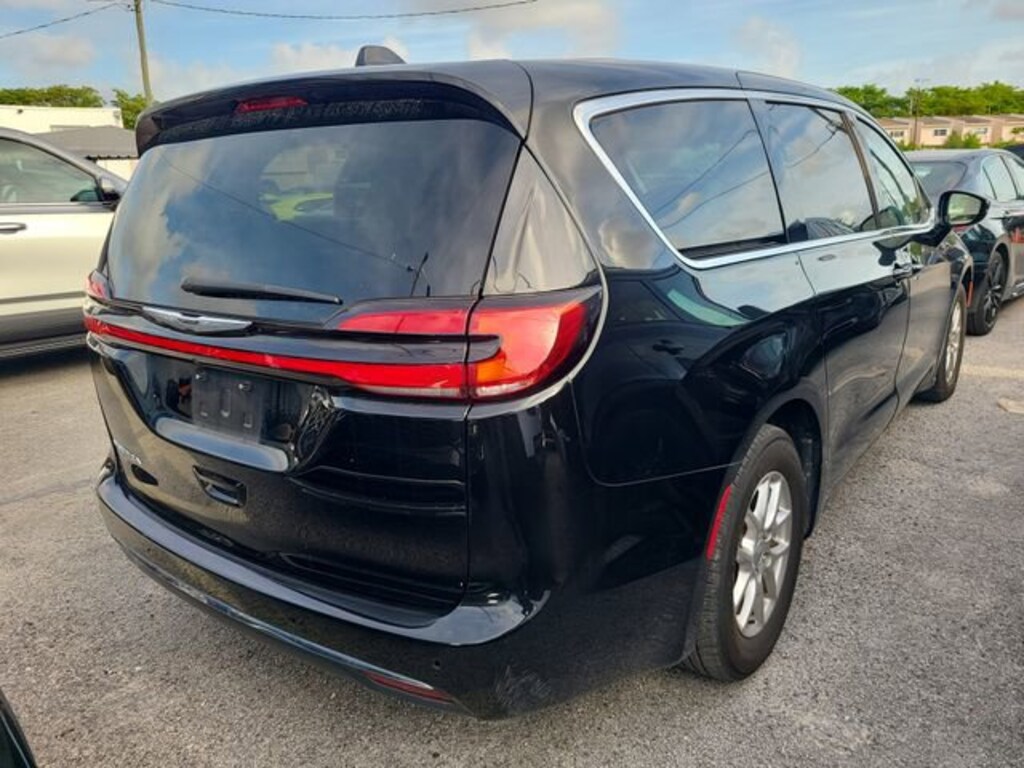 Used 2024 Chrysler Pacifica Touring L