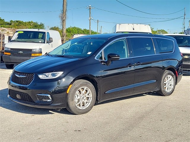 2024 Chrysler Pacifica Touring L's photo