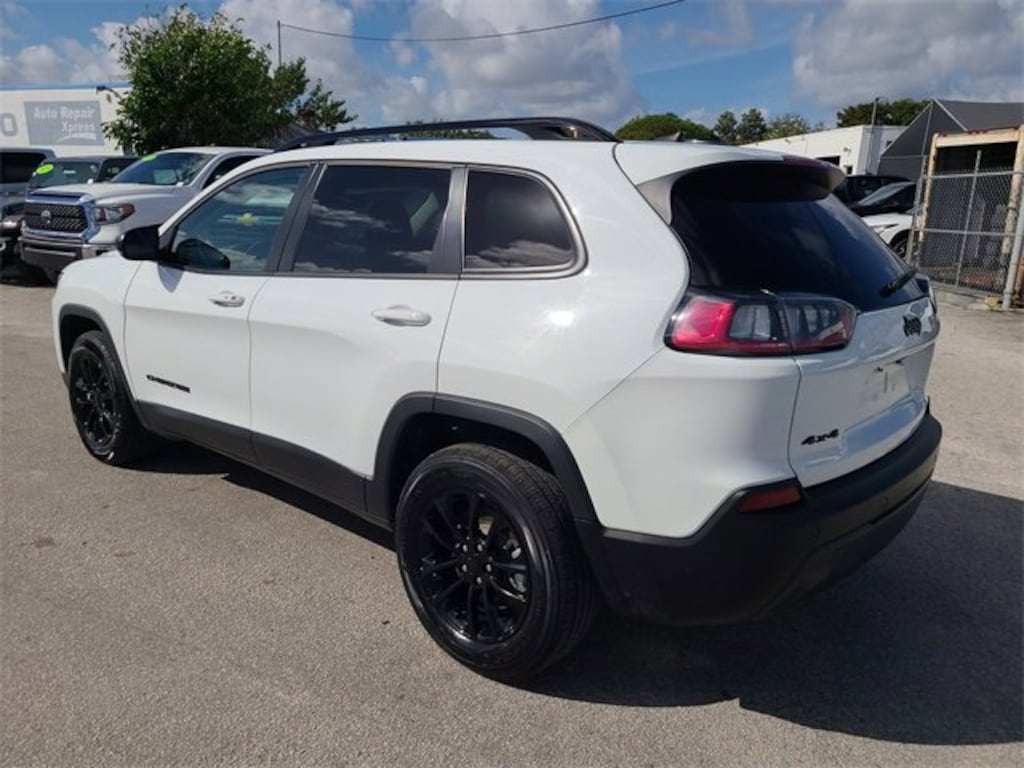 Used 2023 Jeep Cherokee Altitude Lux