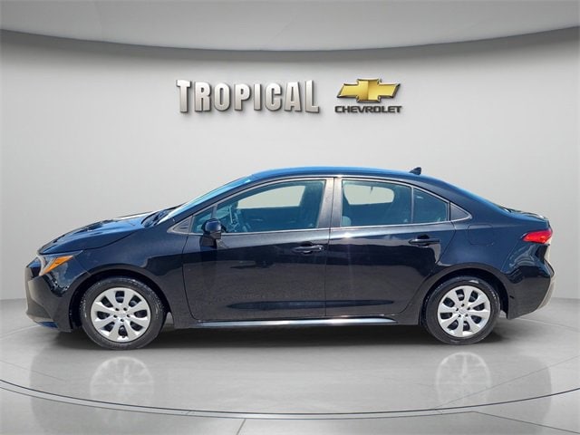 Used 2021 Toyota Corolla LE with VIN 5YFEPMAE0MP185861 for sale in Northfield, Minnesota