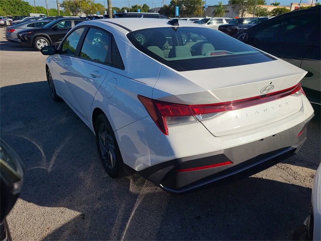 2024 Hyundai Elantra SEL photo 2