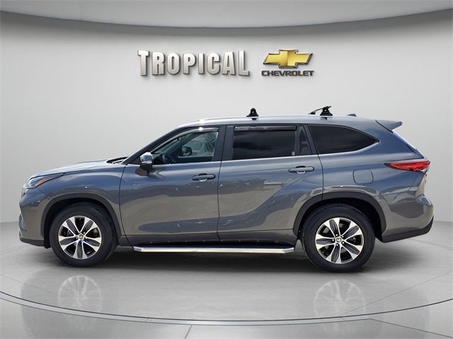 Used 2023 Toyota Highlander XLE with VIN 5TDKARAH8PS017196 for sale in Miami, FL